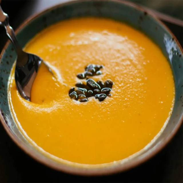 Κολοκυθόσουπα
Ένα ζεστό γεύμα του Χειμώνα
Για τη συνταγή: link in bio Συνταγές

#pumkin #soupseason #winter #pumkinsoup #winterfood